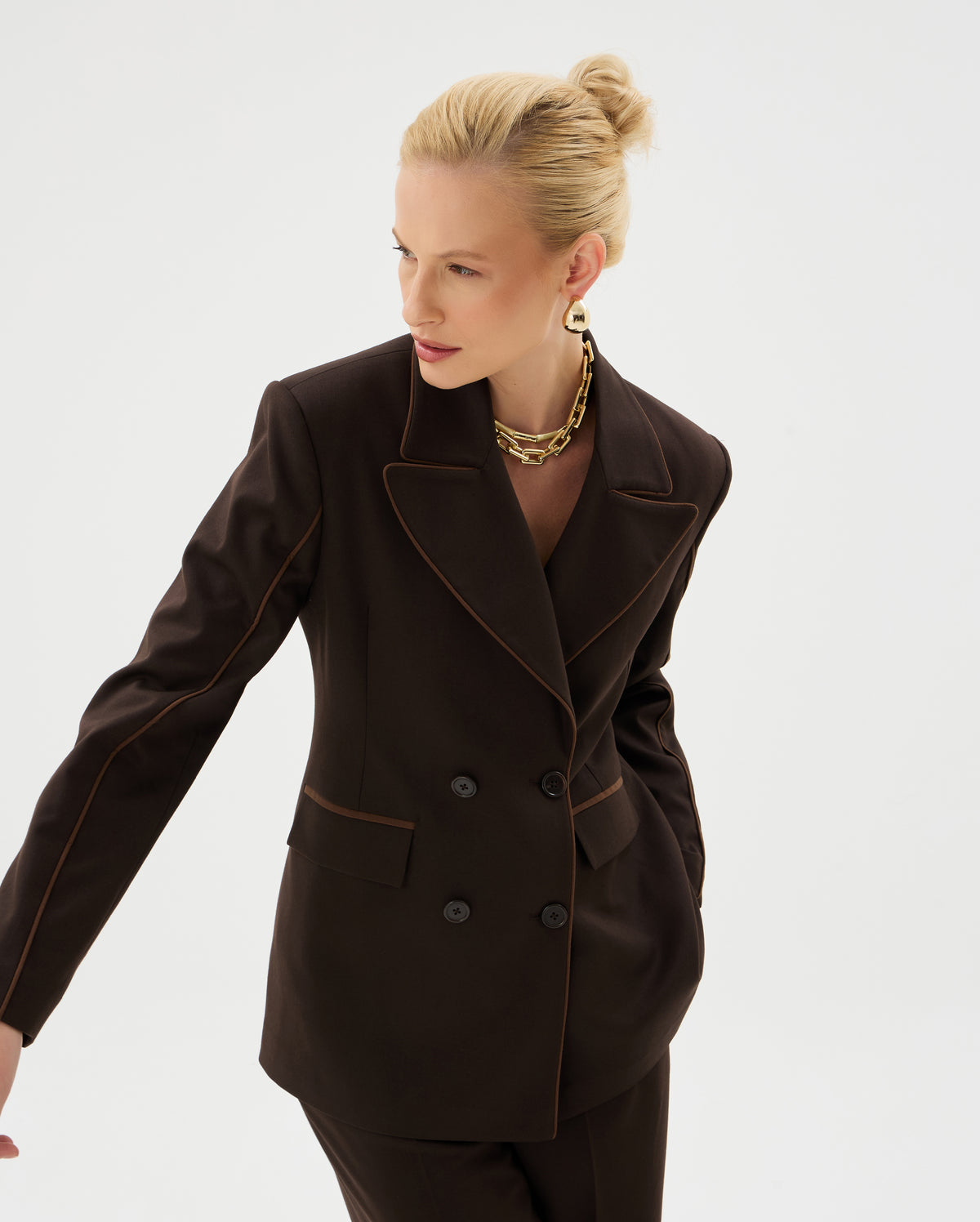 Basakla Kendall blazer ceket, şık ve klasik kesim, ince detaylara sahip kadın blazer modeli, göğüs ve yan cepleriyle görünüm.