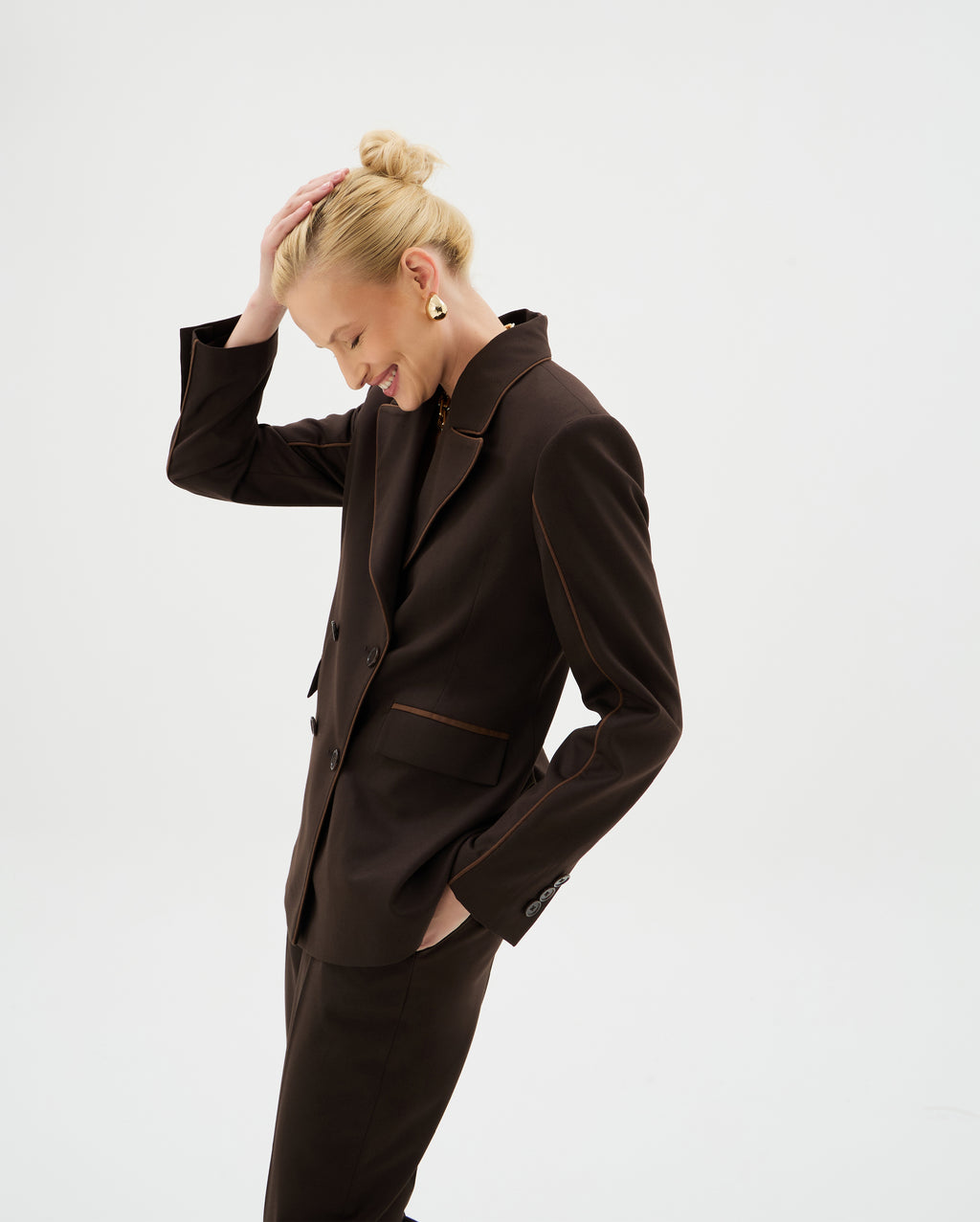 Basakla Kendall blazer ceket, şık ve modern tasarım, ince kesim ve yumuşak kumaş detaylarıyla görünümde şıklık sağlar.