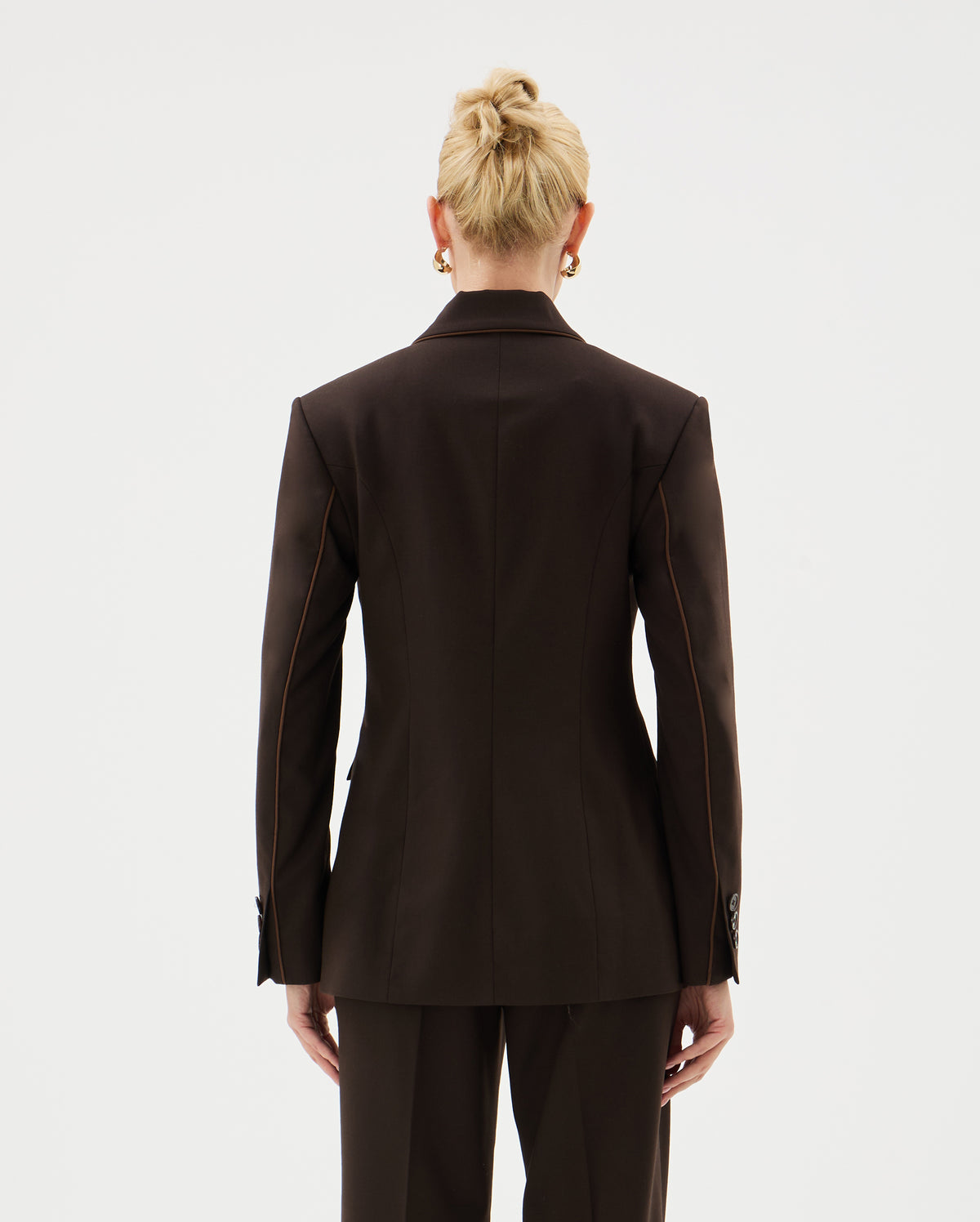 Basakla Kendall blazer ceket, kadın şık ve modern siyah blazer, ince kesim ve yumuşak kumaş detaylarıyla görünüyor.
