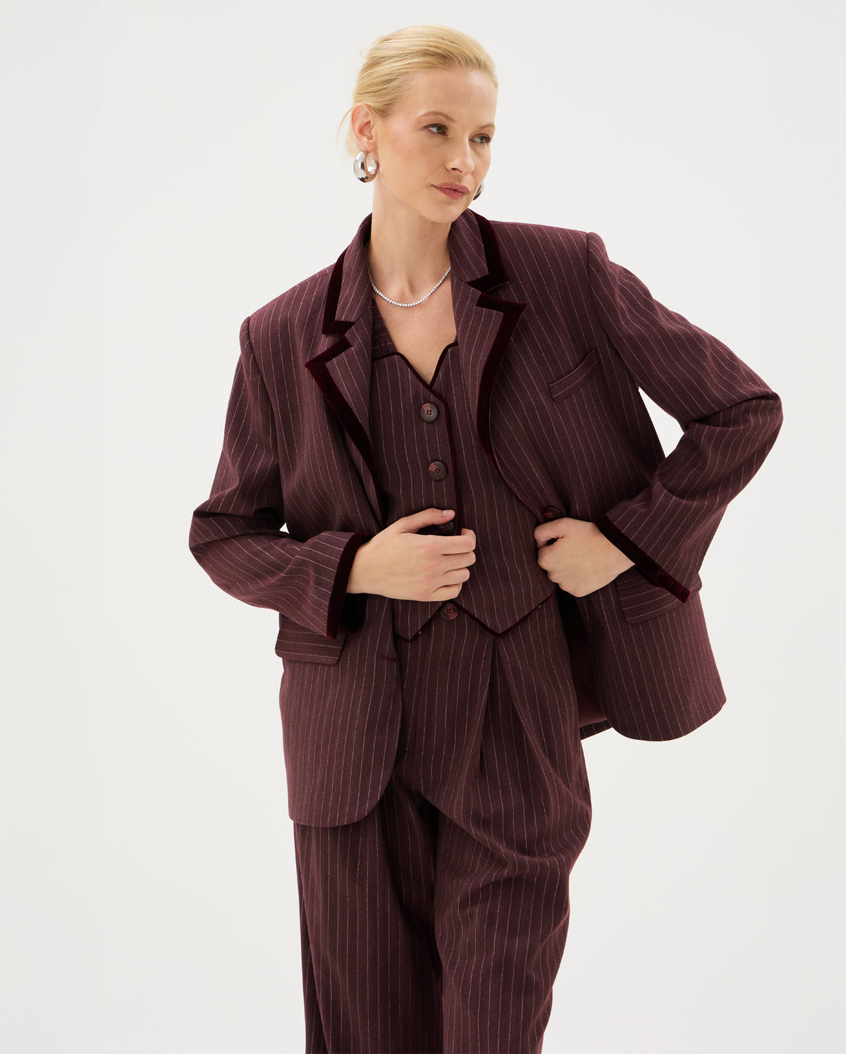 Basakla markalı Senna blazer ceket, şık ve modern tasarımlı, ince detaylarla stil sahibi görünüm sağlar.