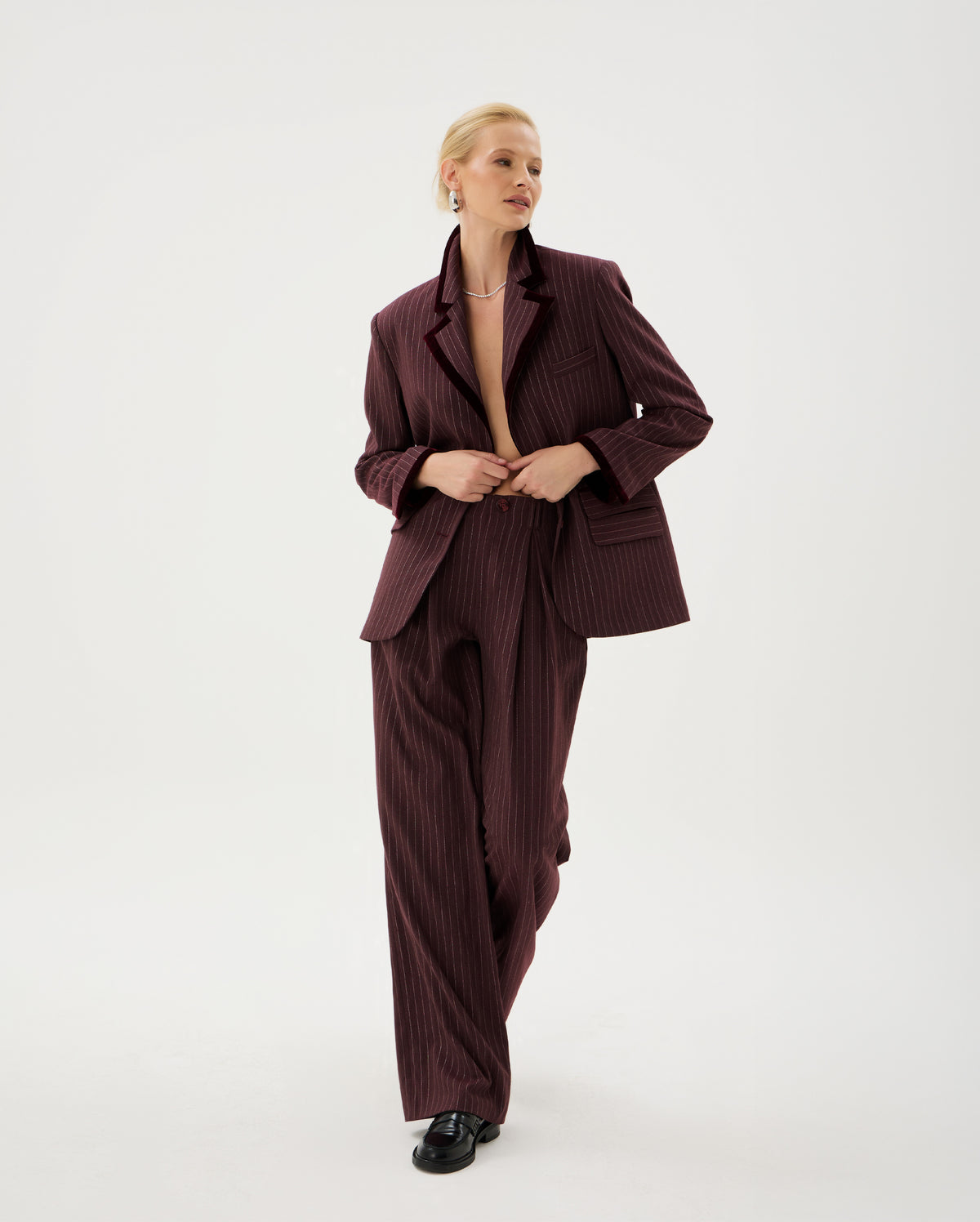 Basakla Senna blazer ceket, şık ve modern tasarım, ince kumaş ve klasik kesim, günlük ve resmi kombinler için ideal.