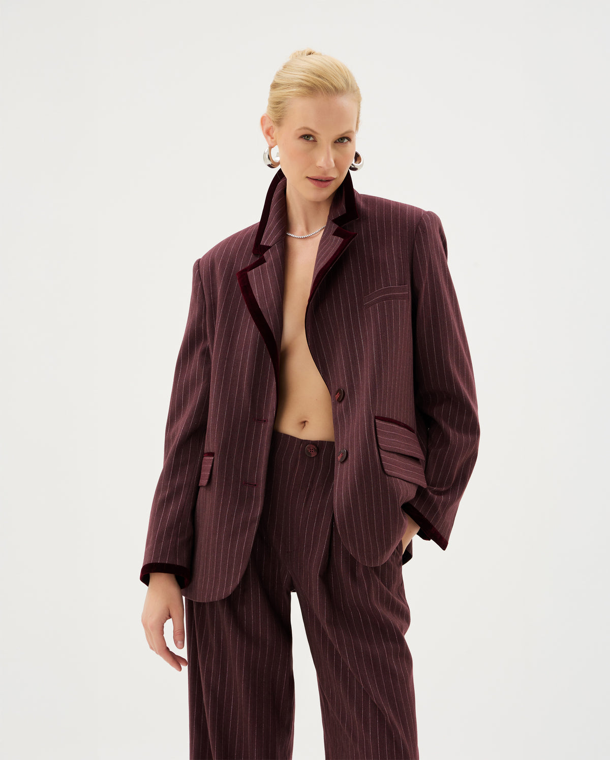 Basakla marka senna blazer ceket, siyah renkli ve şık tasarımlı, ince detaylı kadın blazer ceketi.