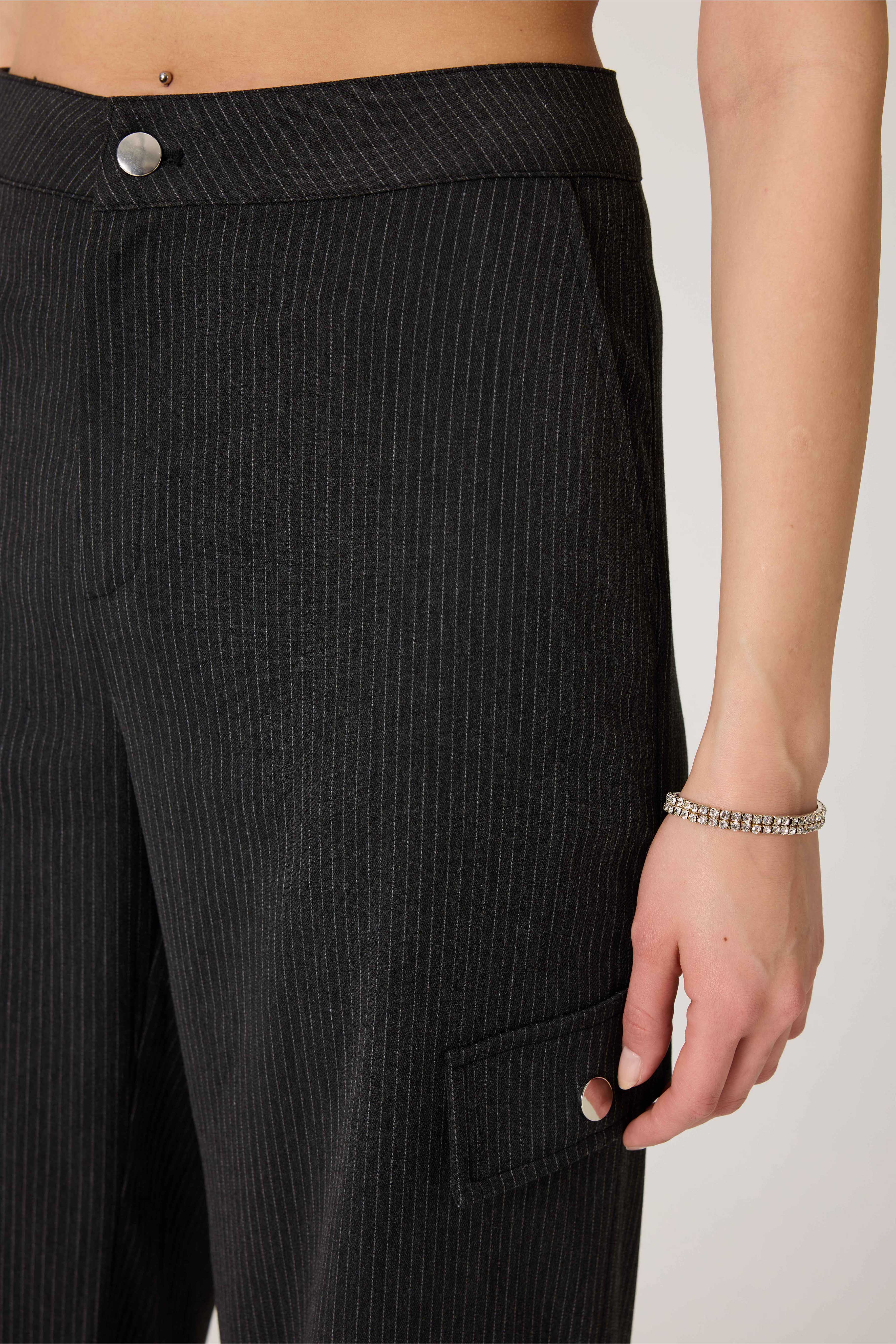 Pantaloni cargo asimmetrici Sara