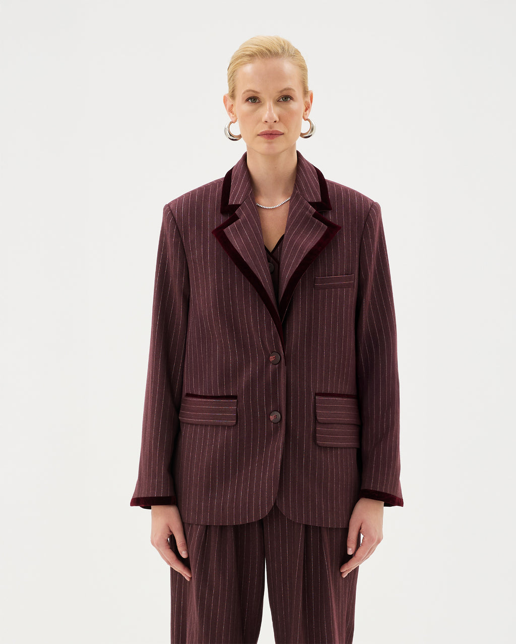 Basakla markalı Senna blazer ceket, yelek detaylarıyla şık ve modern tasarım, ön planda yer alan blazer modeli.